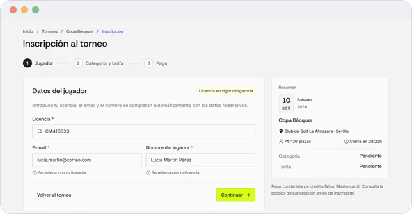 Paso 1, datos del jugador: con la licencia se completan el correo y el nombre de Lucía Martín Pérez; a la derecha, el resumen del torneo con plazas y cierre.